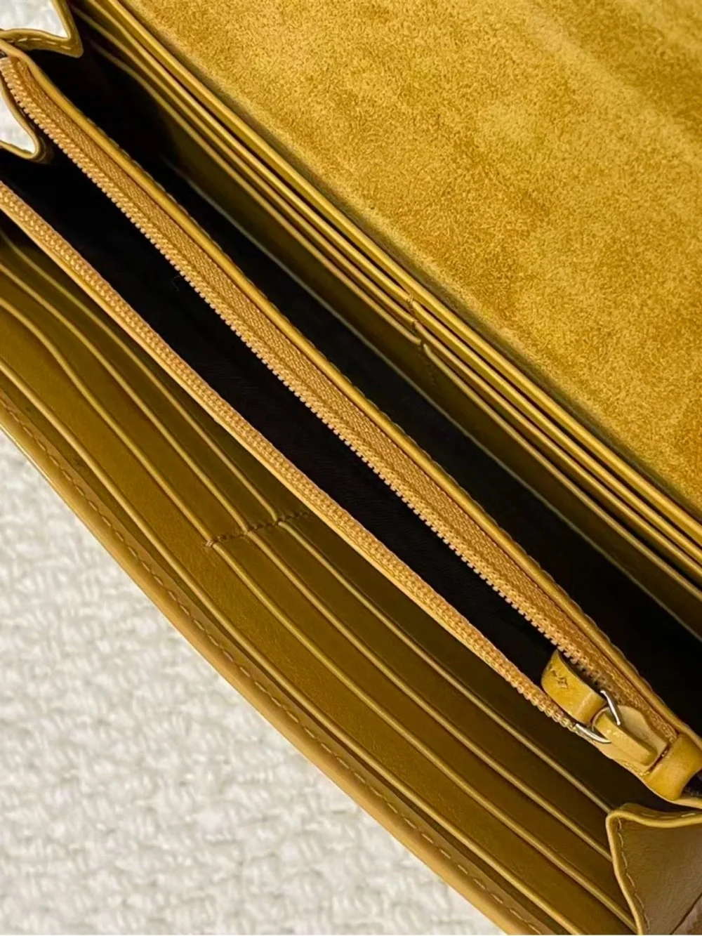 Gucci Wallet With COA Yellow - Picture 6 of 12